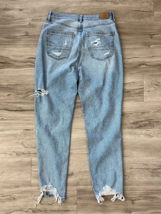 American Eagle Mom Jean Light Wash Distressed Denim Jeans Women’s Size 8 Long - Picture 2 of 9